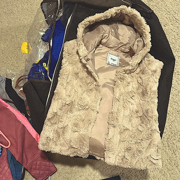 Girls faux fir hooded vest - Picture 9 of 10